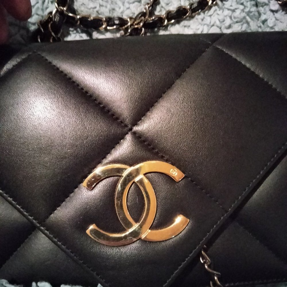 Vintage Chanel crossbody bag